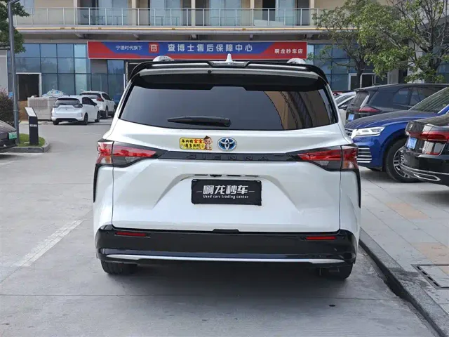 Toyota Sienna — Фото автомобиля 8