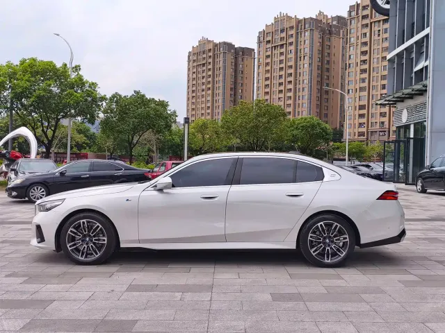 BMW 5 Series — Фото автомобиля 4
