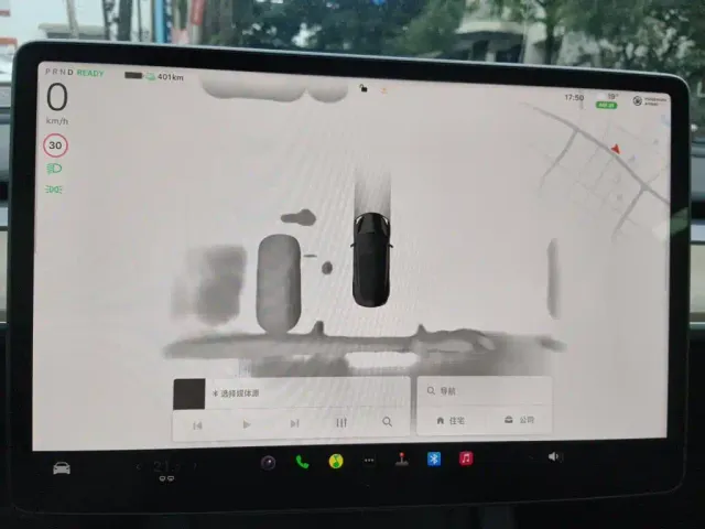Tesla Model 3 — Фото автомобиля 12