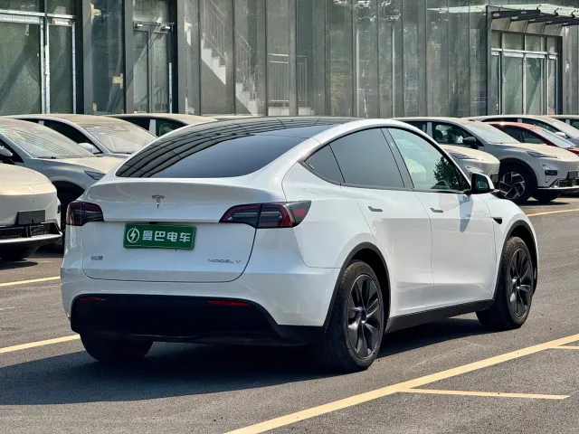 Tesla Model Y — Фото автомобиля 4