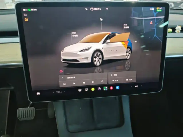 Tesla Model Y — Фото автомобиля 12
