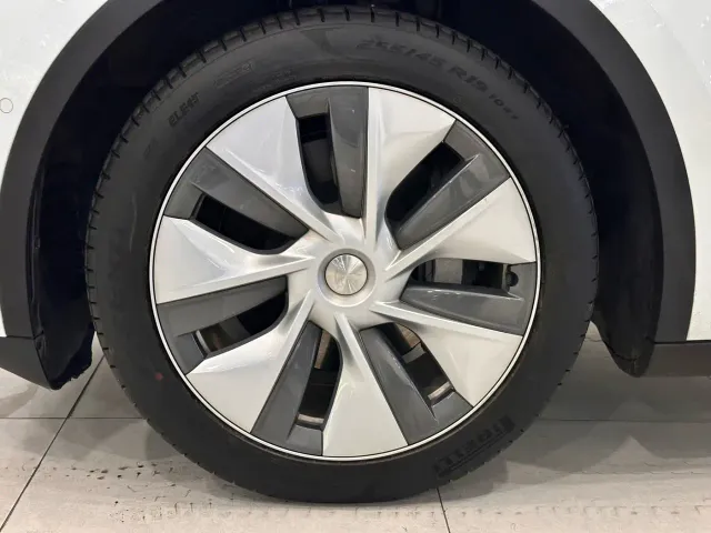 Tesla Model Y — Фото автомобиля 4