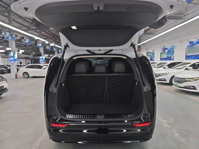 Li Auto MEGA — Фото автомобиля 18