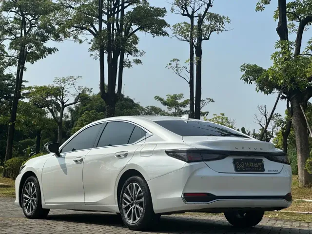 Lexus ES — Фото автомобиля 4