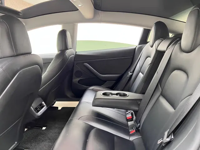 Tesla Model 3 — Фото автомобиля 20