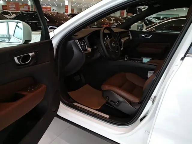 Volvo XC60 — Фото автомобиля 15