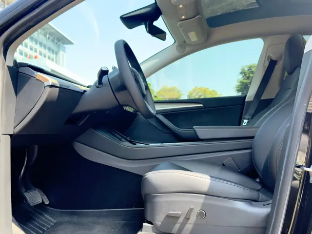 Tesla Model Y — Фото автомобиля 6