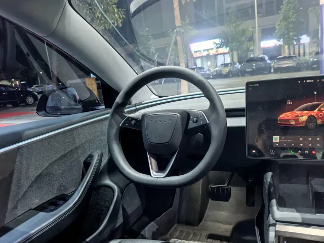 Tesla Model 3 — Фото автомобиля 6