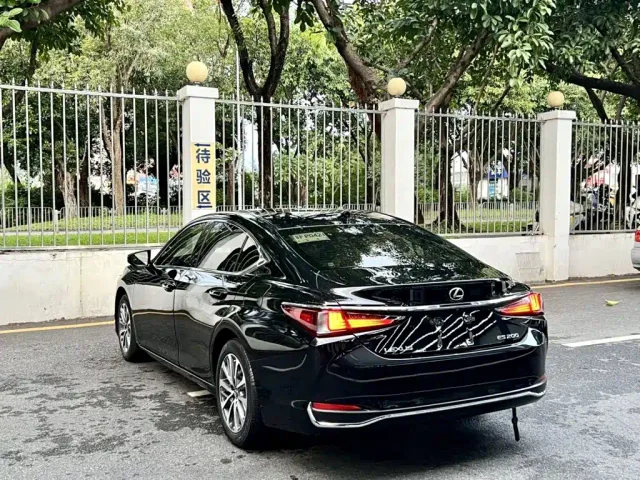 Lexus ES — Фото автомобиля 9