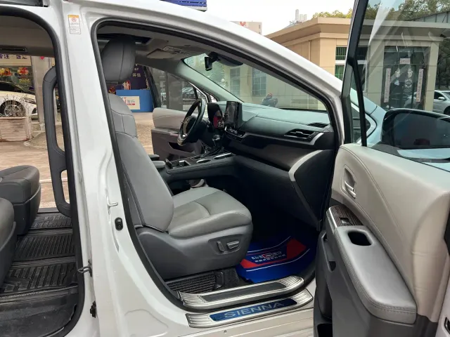 Toyota Sienna — Фото автомобиля 30