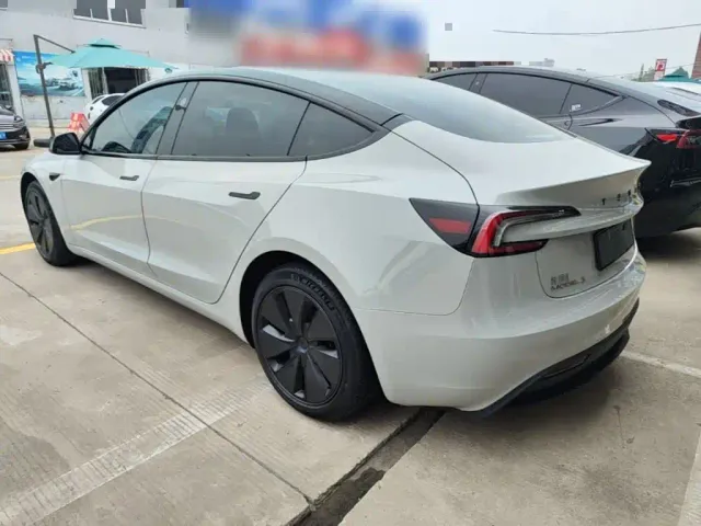 Tesla Model 3 — Фото автомобиля 4