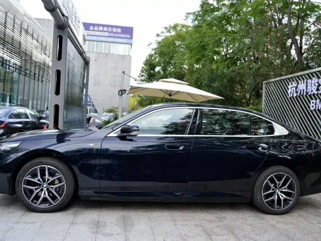 BMW i5 — Фото автомобиля 5