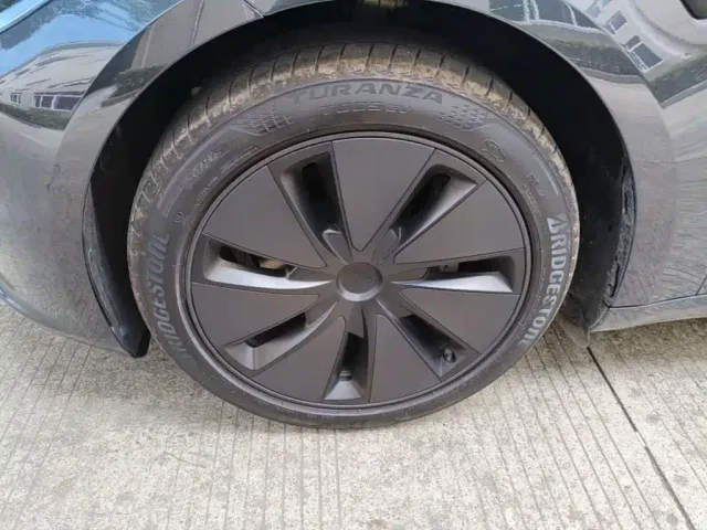 Tesla Model 3 — Фото автомобиля 22
