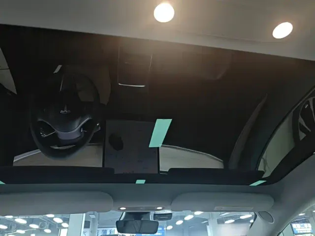 Tesla Model 3 — Фото автомобиля 17