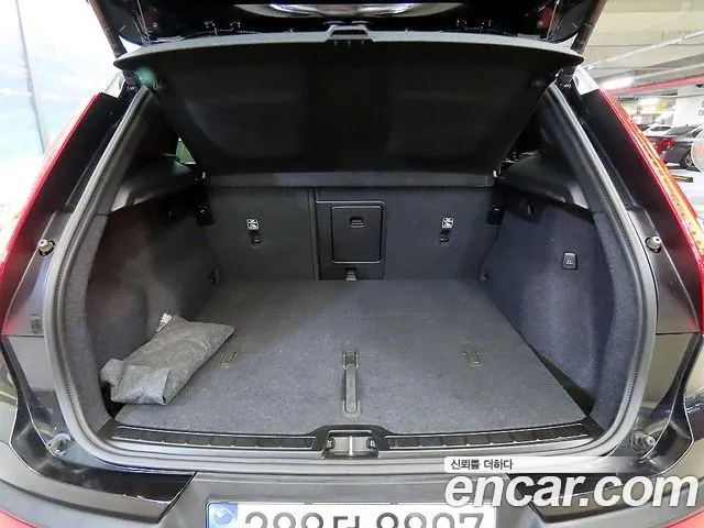 Вольво XC40 — Фото автомобиля 16