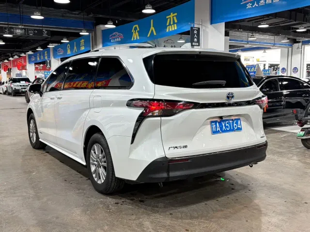 Toyota Sienna — Фото автомобиля 8