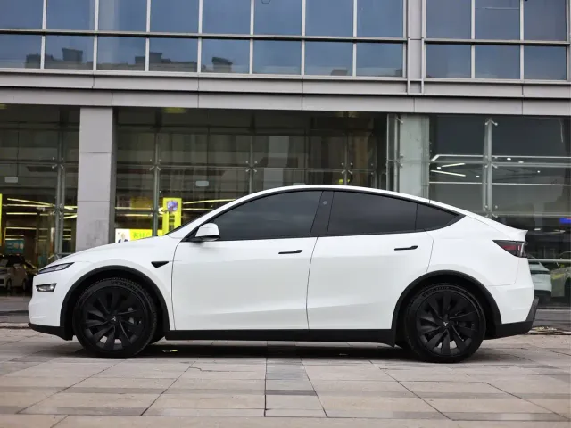Tesla Model Y — Фото автомобиля 7