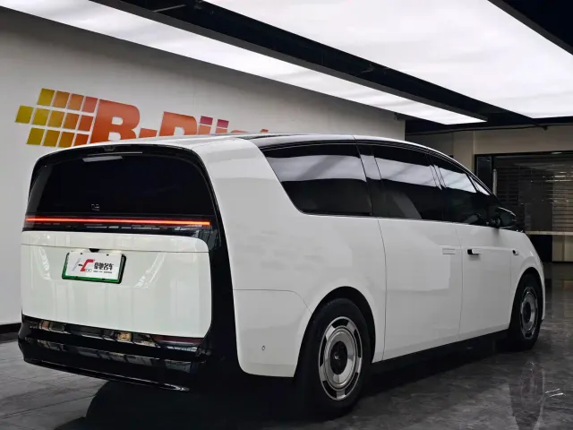 Li Auto MEGA — Фото автомобиля 4