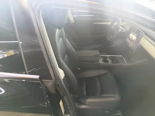 Tesla Model Y — Фото автомобиля 24