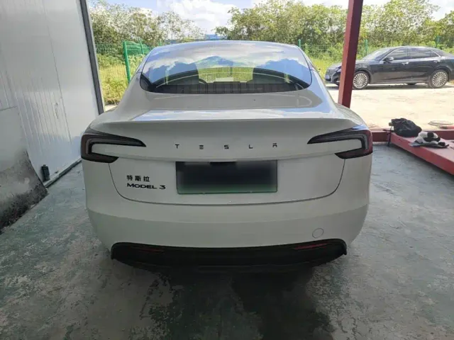 Tesla Model 3 — Фото автомобиля 5