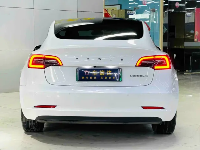 Tesla Model 3 — Фото автомобиля 4