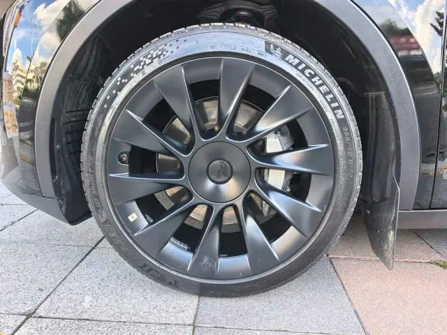 Tesla Model Y — Фото автомобиля 18