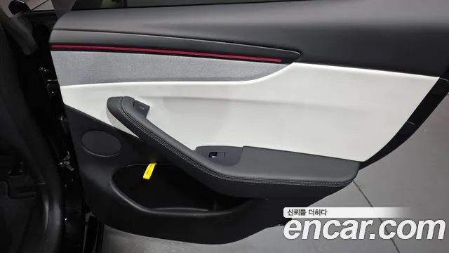 Tesla Model Y — Фото автомобиля 13