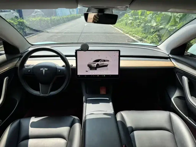 Tesla Model 3 — Фото автомобиля 9