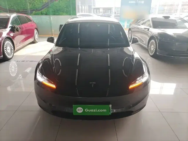 Tesla Model 3 — Фото автомобиля 2