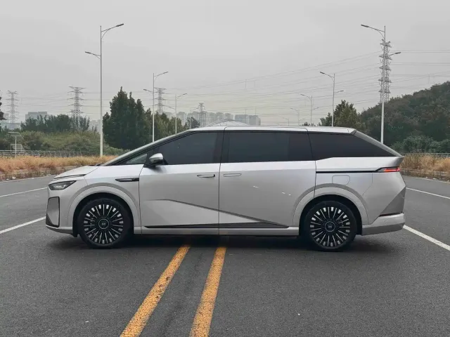 Xpeng X9 — Фото автомобиля 4