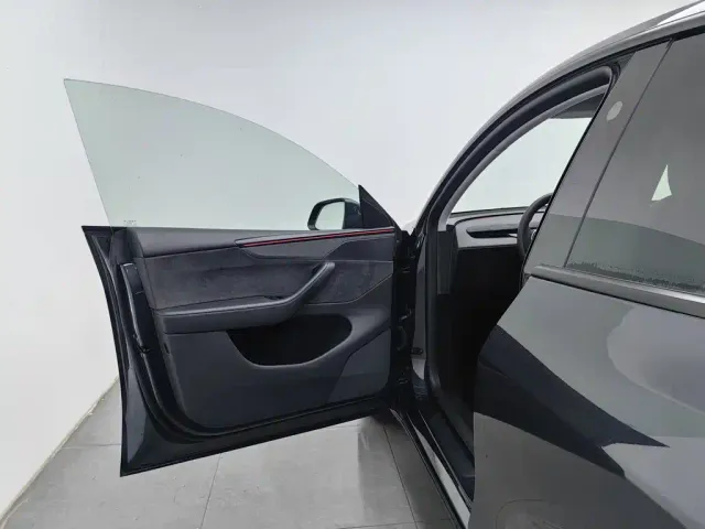 Tesla Model Y — Фото автомобиля 8