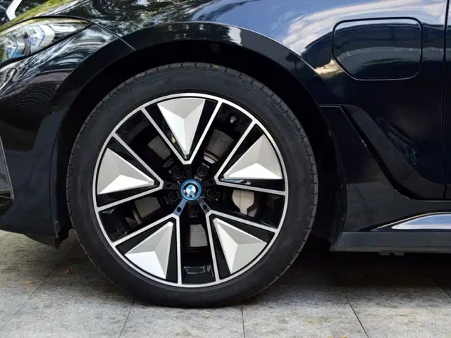 BMW i3 — Фото автомобиля 14