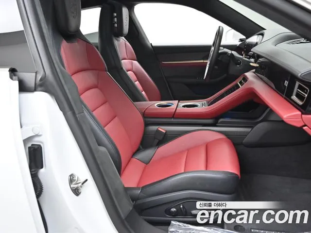 Porsche Taycan — Фото автомобиля 10