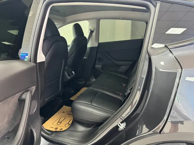 Tesla Model Y — Фото автомобиля 9