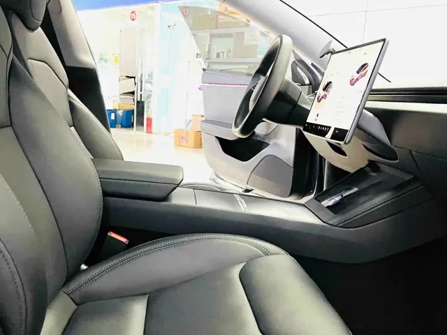 Tesla Model 3 — Фото автомобиля 6