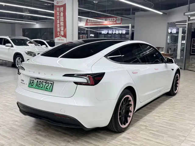 Tesla Model 3 — Фото автомобиля 4