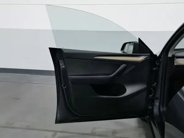 Tesla Model Y — Фото автомобиля 8