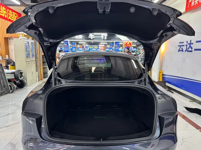 Tesla Model 3 — Фото автомобиля 10