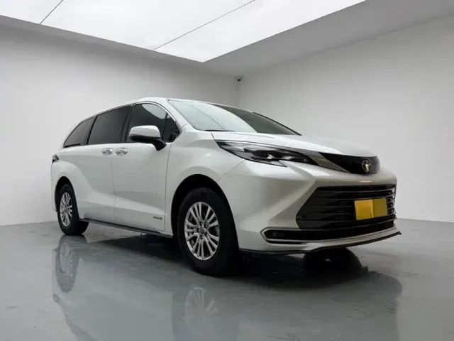 Toyota Sienna — Фото автомобиля 3