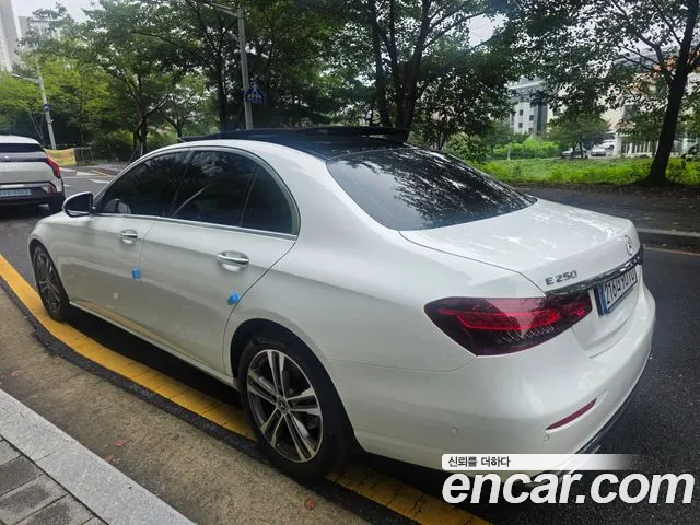 Mercedes-Benz E-Class — Фото автомобиля 4