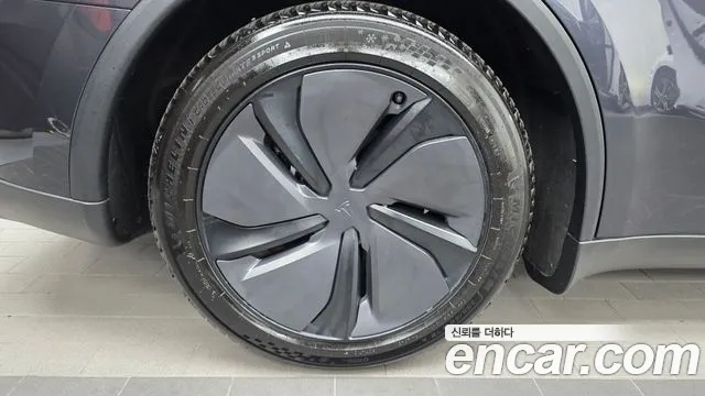 Tesla Model Y — Фото автомобиля 5