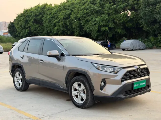 Toyota RAV4 — Фото автомобиля 3