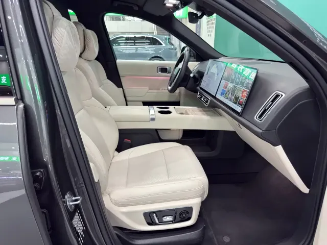 Li Auto L9 — Фото автомобиля 17