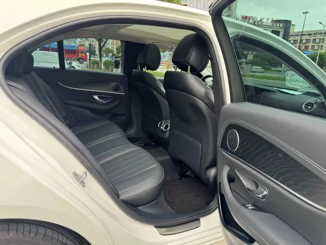 Mercedes-Benz E-Class — Фото автомобиля 6