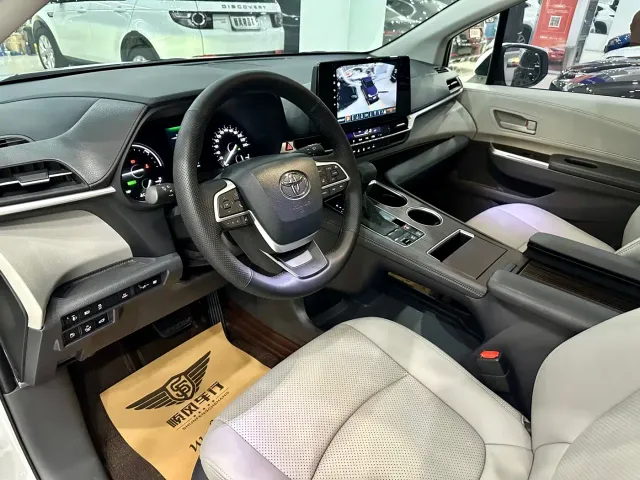 Toyota Sienna — Фото автомобиля 6