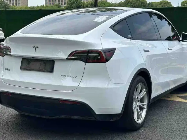 Tesla Model Y — Фото автомобиля 7