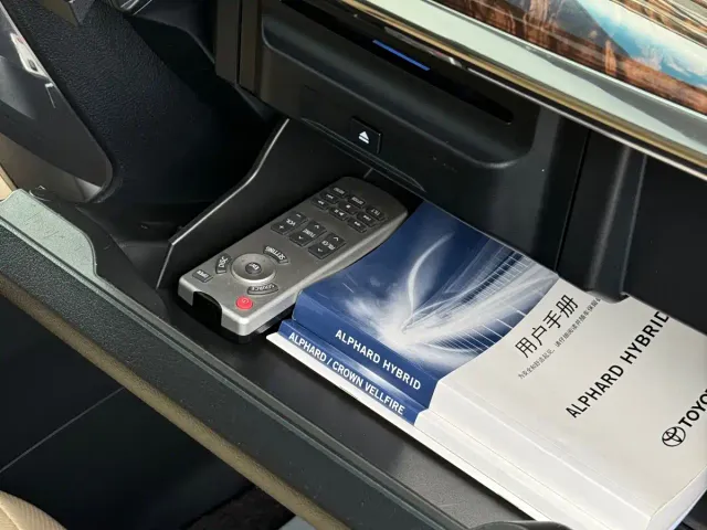 Toyota Alphard — Фото автомобиля 22