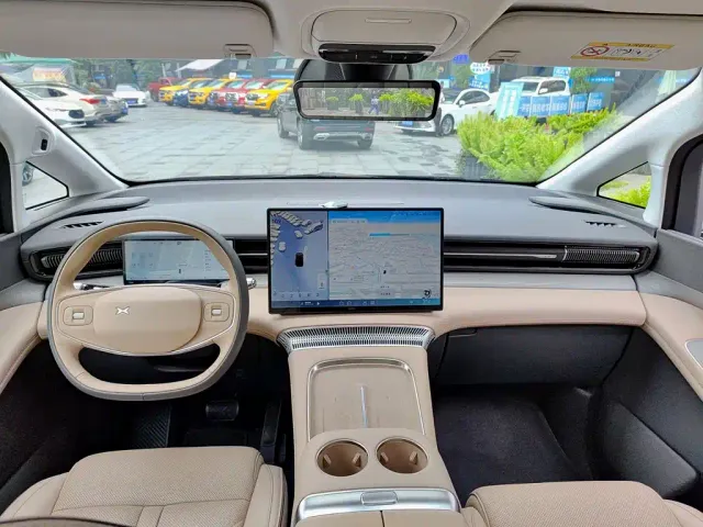 Xpeng X9 — Фото автомобиля 10