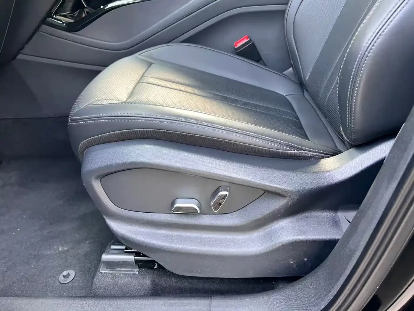 Hongqi Hongqi HS3 PHEV 2024 PHEV 115km Power Edition — Фото автомобиля 17