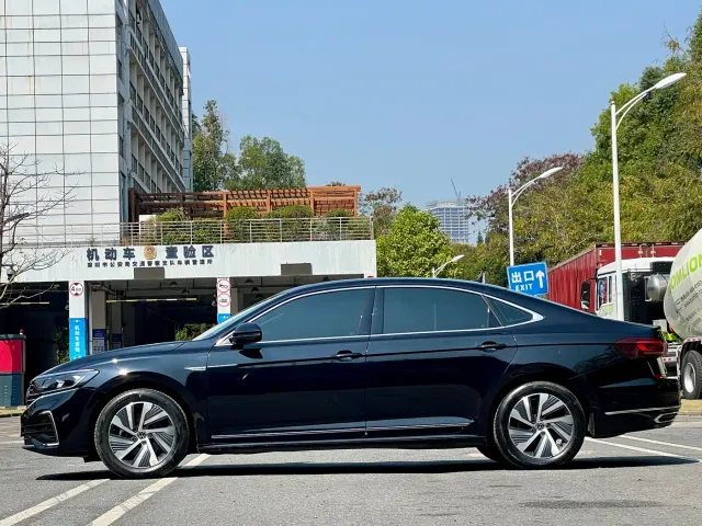 Volkswagen Passat — Фото автомобиля 7